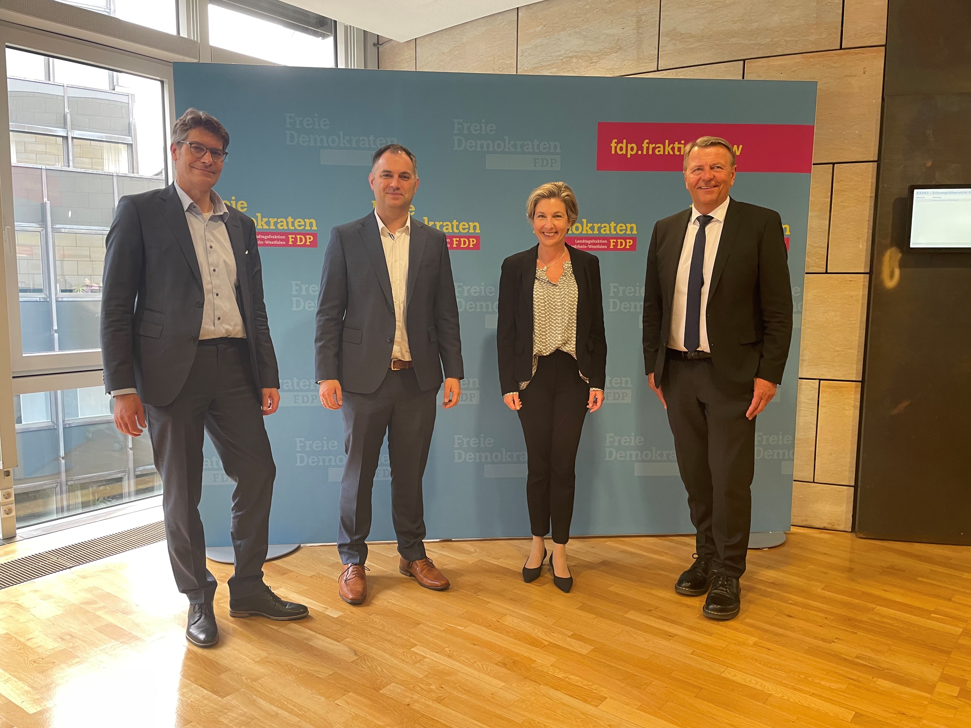 Vorsitzender der FDP-Landtagsfraktion Christof Rasche, Prof. René Fahr, Vizepräsident für Wissens- und Technologietransfer, Universität Paderborn, 2.	Dr.-Ing. Christoph Jürgenhake, Stellv. Abteilungsleiter Systems Engineering, Fraunhofer IEM, 3.	KRD’in Angie Reeh, Projekt Flughafen, Kreis Paderborn