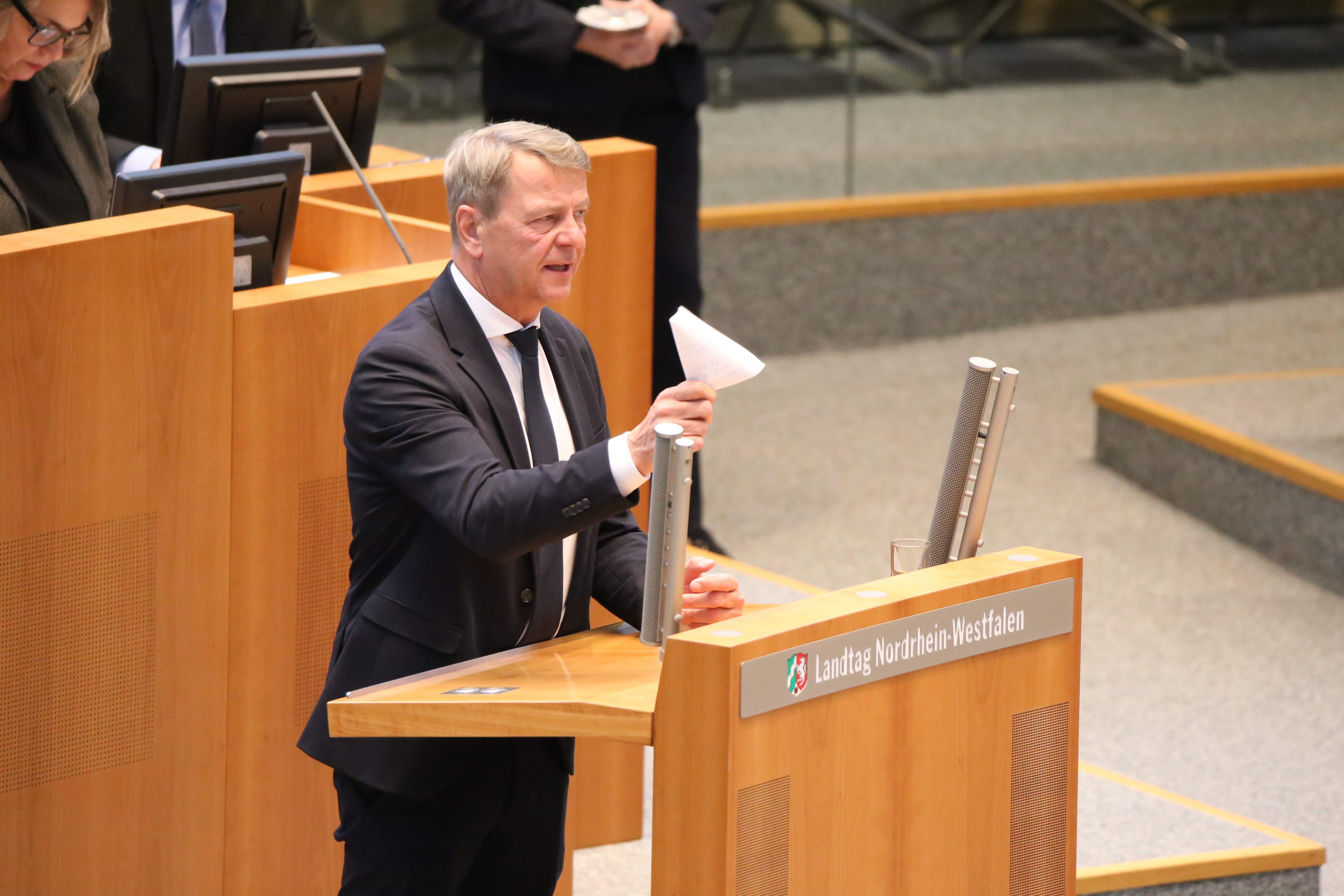 Christof Rasche redet im Plenum des Landtags NRW.