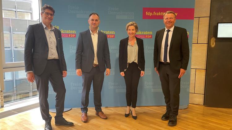 Vorsitzender der FDP-Landtagsfraktion Christof Rasche, Prof. René Fahr, Vizepräsident für Wissens- und Technologietransfer, Universität Paderborn, 2. Dr.-Ing. Christoph Jürgenhake, Stellv. Abteilungsleiter Systems Engineering, Fraunhofer IEM, 3. KRD’in Angie Reeh, Projekt Flughafen, Kreis Paderborn