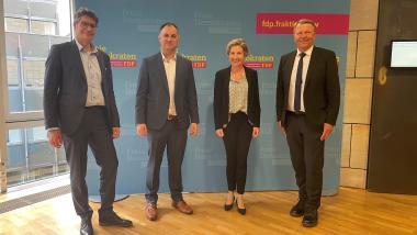 Vorsitzender der FDP-Landtagsfraktion Christof Rasche, Prof. René Fahr, Vizepräsident für Wissens- und Technologietransfer, Universität Paderborn, 2.	Dr.-Ing. Christoph Jürgenhake, Stellv. Abteilungsleiter Systems Engineering, Fraunhofer IEM, 3.	KRD’in Angie Reeh, Projekt Flughafen, Kreis Paderborn