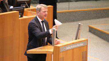 Christof Rasche redet im Plenum des Landtags NRW.